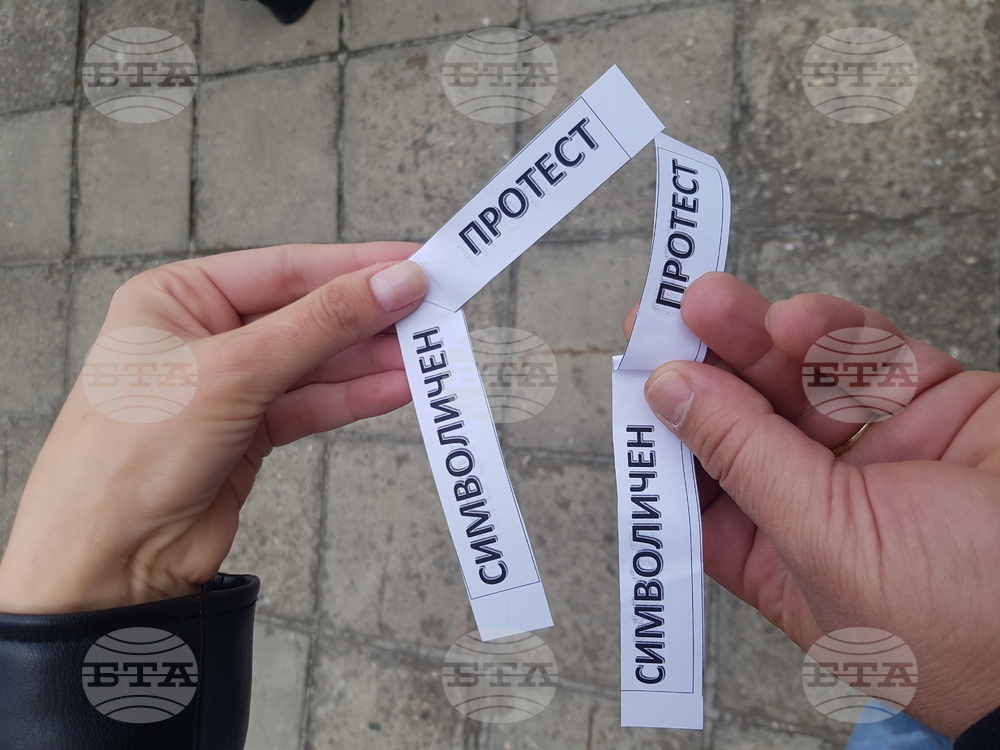 Символичните протести в РЗИ Кюстендил продължават