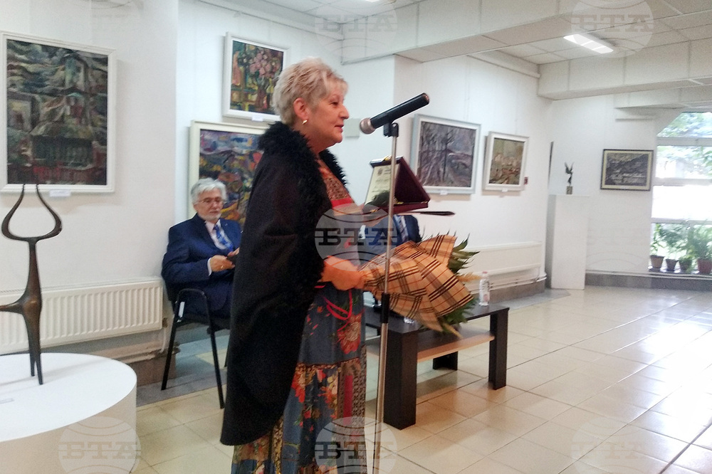 Поетесата Яна Кременска е първият носител на националната литературна награда „Иван Давидков“