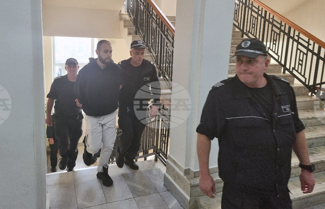 Съдът определи домашен арест за 18-годишния младеж, обвиняем за причиняването на катастрофа в Шумен, при която загина жена