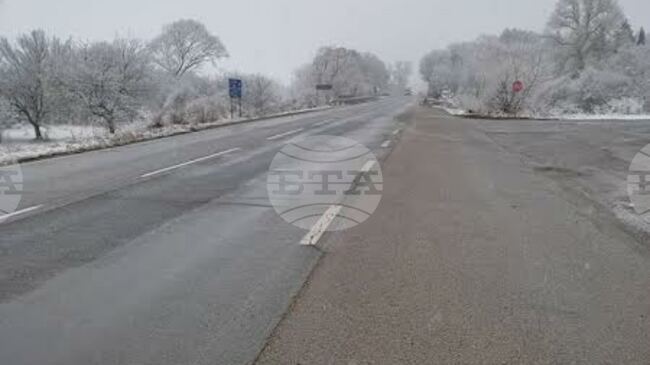 Пътните настилки на проходите "Шипка" и "Хаинбоаз" са частично заледени и обработени, съобщиха от Областното пътно управление