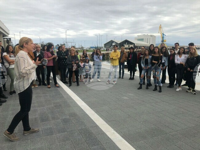 Стенопис, изобразяващ вълни, печатна преса и листове хартия ще преобрази фасадата на Графичната база в Бургас