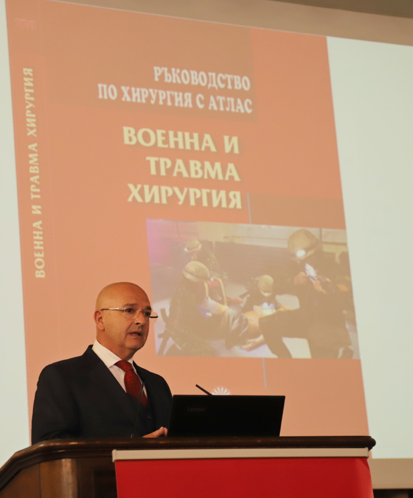 Медици от ВМА с уникален за България учебник