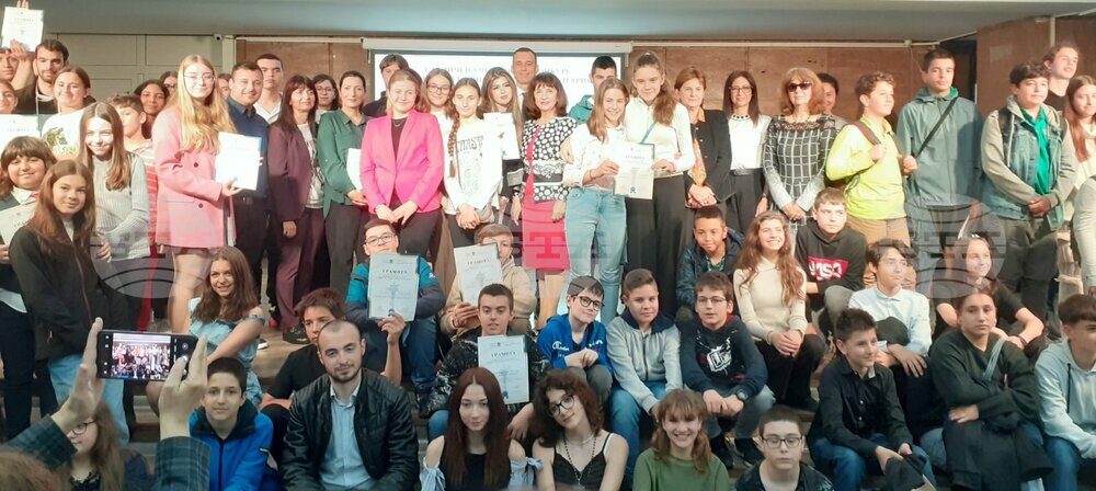 Столичният кмет Васил Терзиев и началникът на РУО в София-град д-р Ваня Кастрева наградиха победителите в конкурс за ученици