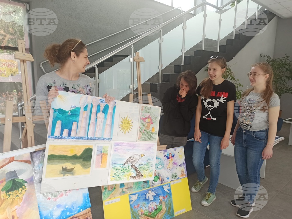 Изложба на четири възпитанички на арт школата към ЦПЛР-ОДК "Анастас Стоянов" се открива в Младежкия дом в Шумен