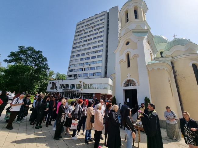 Десетки се събраха пред централния храм „Св. Иван Рилски“ в Перник, за да отбележат дванадесет години от голямото земетресение