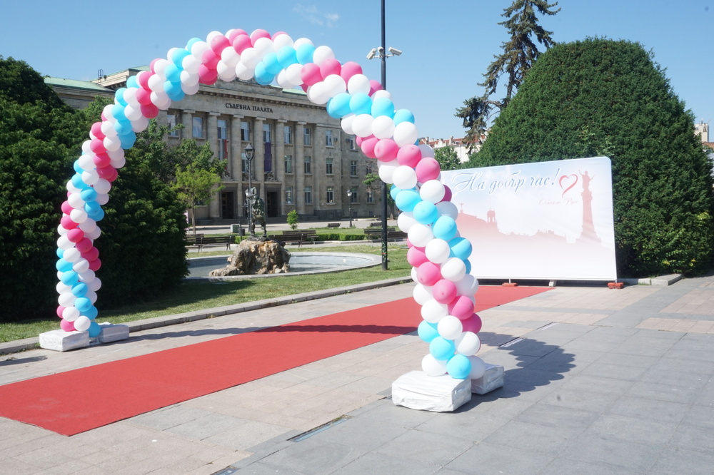 Община Русе: Празнична украса, арка и червен килим ще очакват абитуриентите от Випуск 2024 в Русе