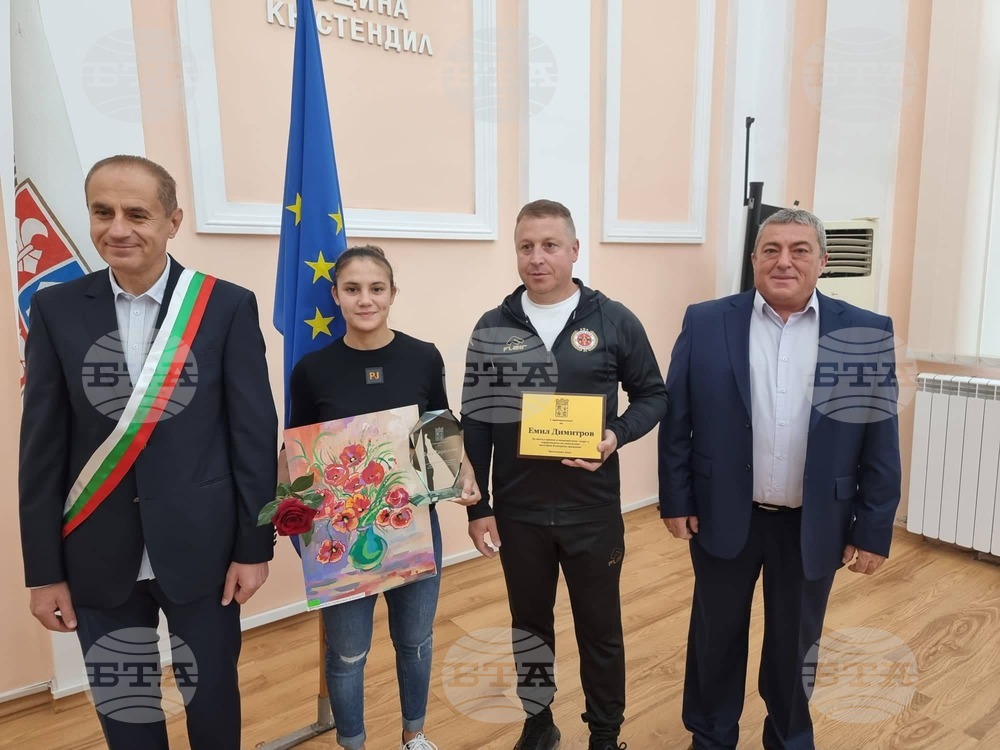 Кметът на Община Кюстендил Петър Паунов награди олимпийската шампионка по карате Ивет Горанова