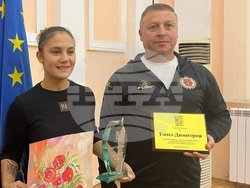 Снимка: Община Кюстендил - Кметът на Община  Кюстендил Петър Паунов удостои с почетен знак олимпийската шампионка по карате Ивет Горанова