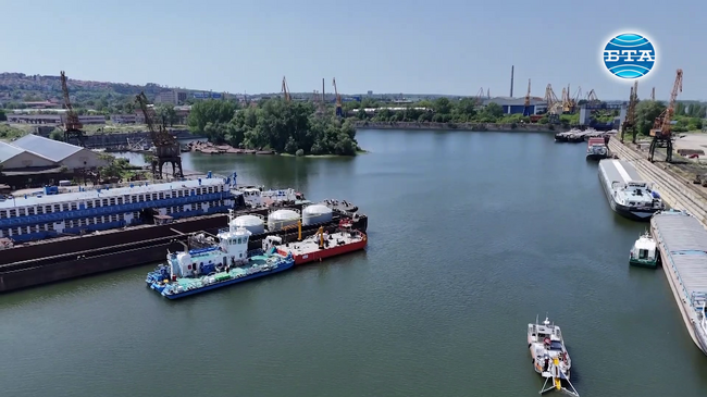 Симулация на сблъсък между два кораба в река Дунав и на нефтен разлив беше разиграна по време на учение при Русе