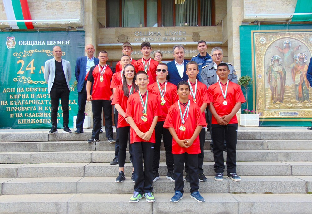 Млади огнеборци на визита при кмета на Шумен 