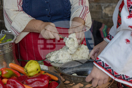 Габрово - Етнографски музей „Етър“ - правене на туршии - демонстрации
