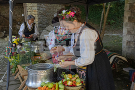 Габрово - Етнографски музей „Етър“ - правене на туршии - демонстрации