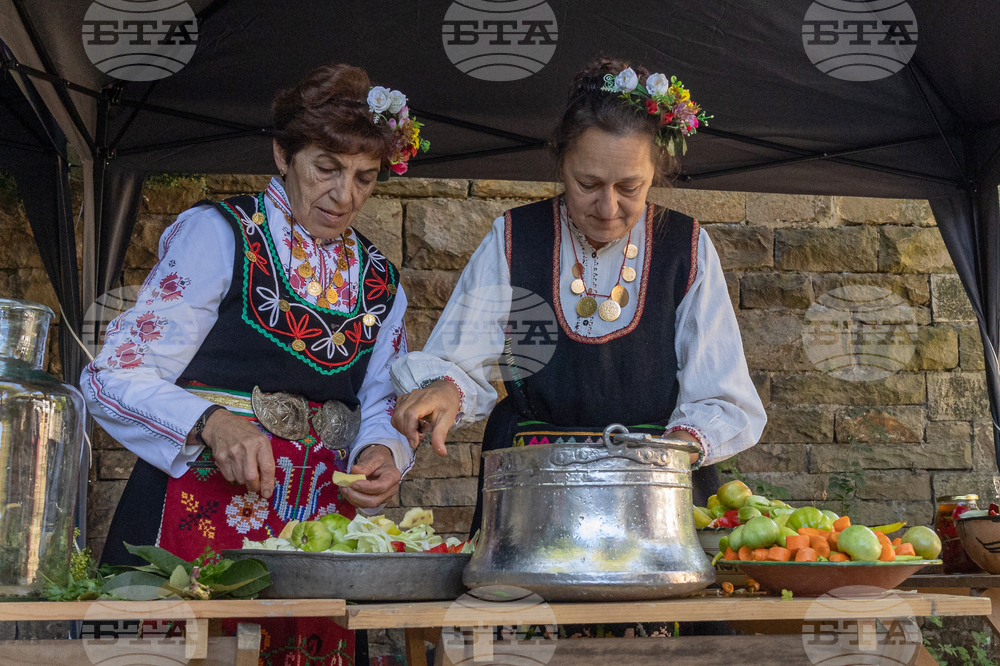 Габрово - Етнографски музей „Етър“ - правене на туршии - демонстрации