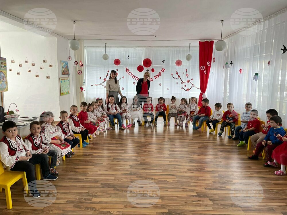 Ръководството на община Опака закичи с мартеници деца и възрастни хора от региона