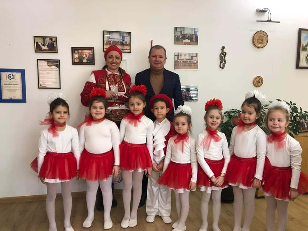 Деца от ДГ 10 „Мак“ подариха мартеничка за здраве на председателя на Общински съвет Благоевград - Радослав Тасков