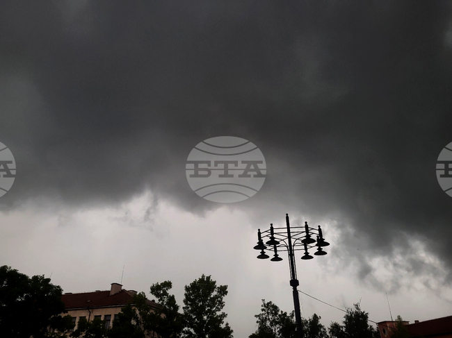 Мълния предизвика пожар в Лозница