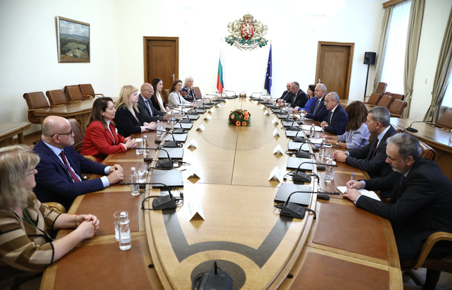 Премиерът Гълъб Донев: Утре ще бъдат проведени честни, прозрачни и демократични избори