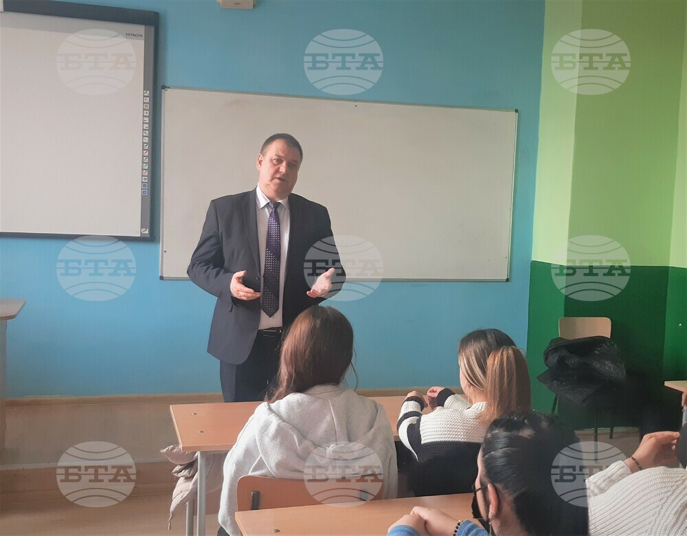Прокурори от Районна прокуратура – Пловдив изнесоха открит урок за опасностите в интернет и последствията от употребата на наркотични вещества пред ученици от ОУ „Пенчо Славейков“ в гр. Пловдив