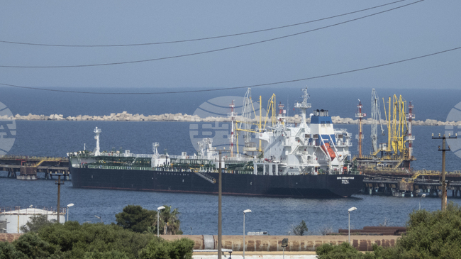Петролът поевтинява леко след четири поредни дни на поскъпване