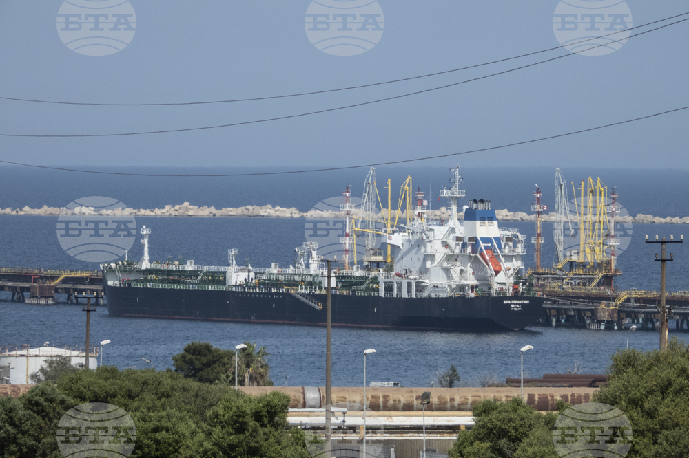 Петролът поевтинява леко след четири поредни дни на поскъпване