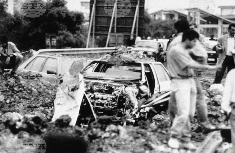 Стотици граждани присъстват на погребението на Джовани Фалконе на 25 май 1992 г.