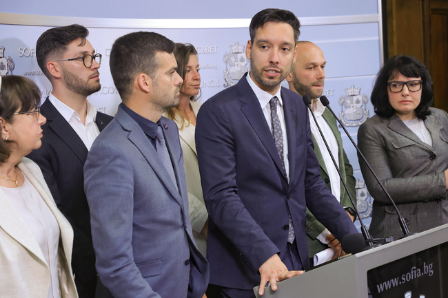 От групата на ПП-ДБ (Спаси София) настояха Благовест Георгиев незабавно да си подаде оставката от Столичния общински съвет