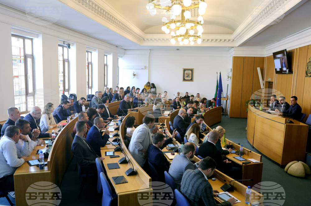 С предложение за създаване на временна комисия за ситуацията с лифтовете в планината Витоша завърши днешното извънредно заседание на СОС
