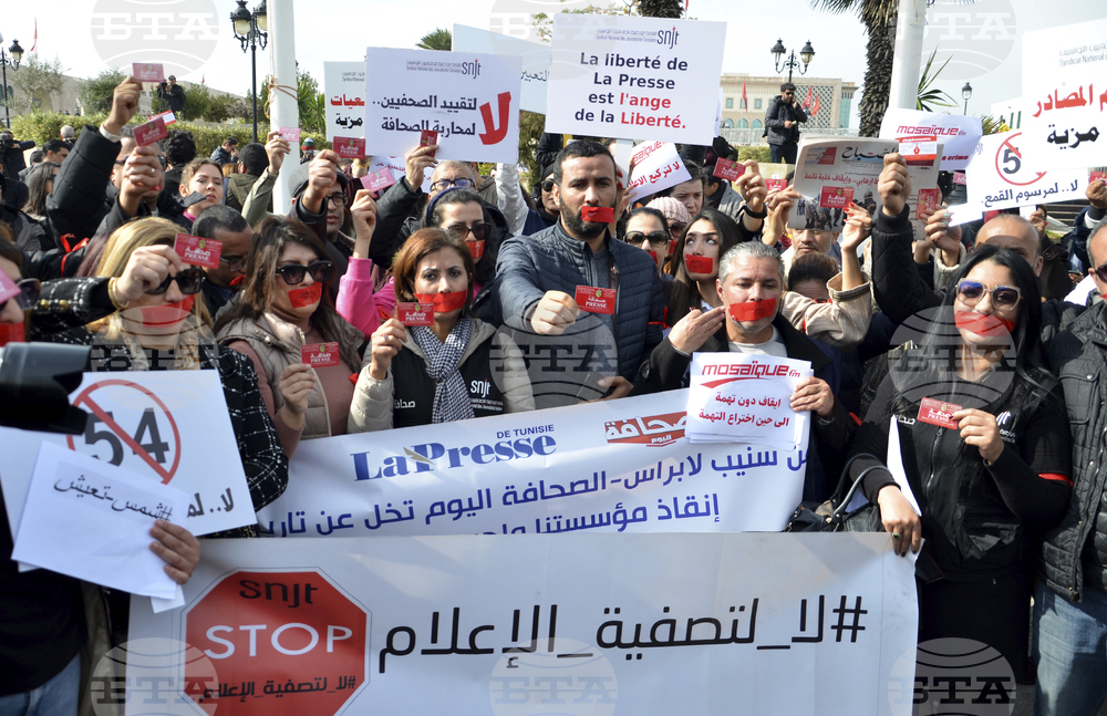 Тунис спря временно дейността на независима медийна група; адвокат бе осъден на пет години затвор
