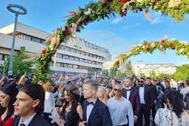 Ямбол - абитуриенти - 2023 г. - дефилета - празнична арка, снимка: Мира Безус