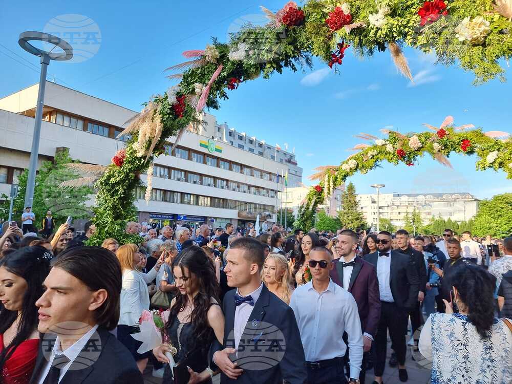 Ямбол - абитуриенти - 2023 г. - дефилета - празнична арка, снимка: Мира Безус