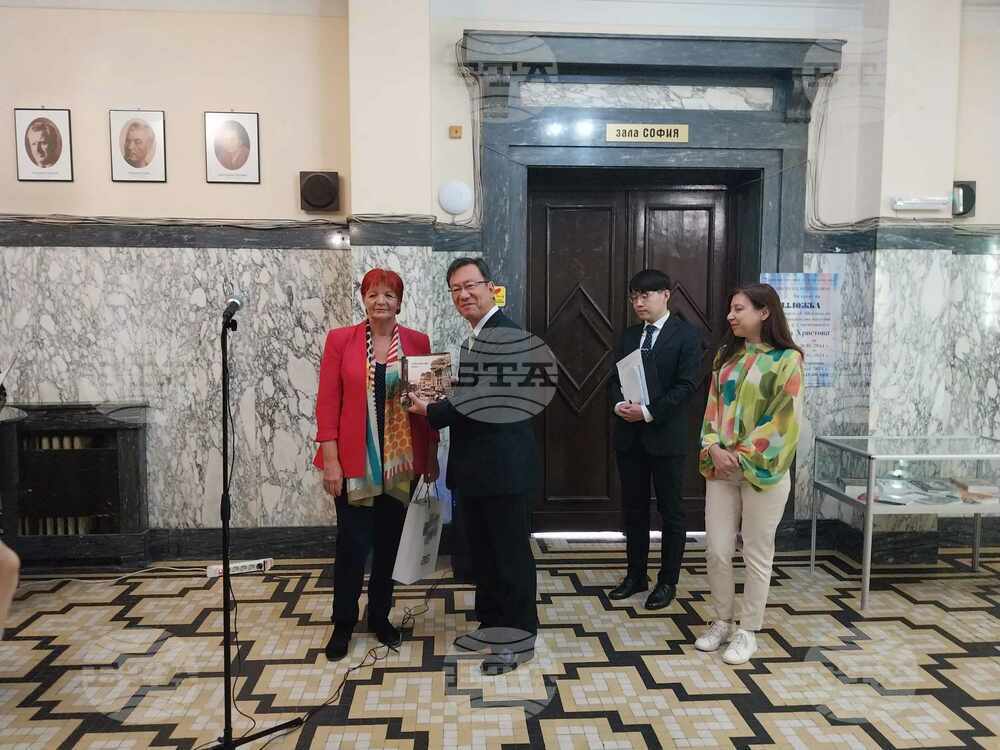Thirty-two Japanese Books Donated to Sofia Library under Read Japan Project