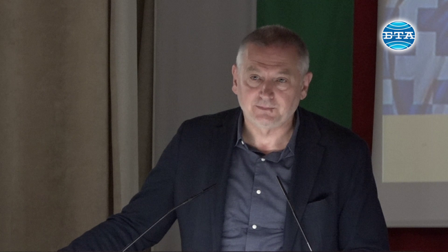 За мен няма съмнение, че 24 май е най-хубавият български празник и цели 12 века пазим тези трийсетина букви, каза писателят Георги Господинов