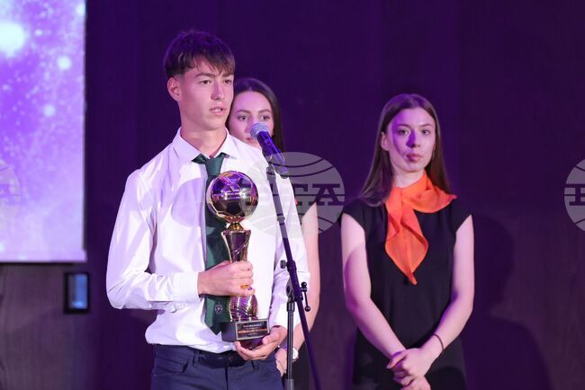 Капитанът на България U17 Калоян Божков спаси от загуба клубния си отбор в хърватското първенство, влизайки в игра директно от летището