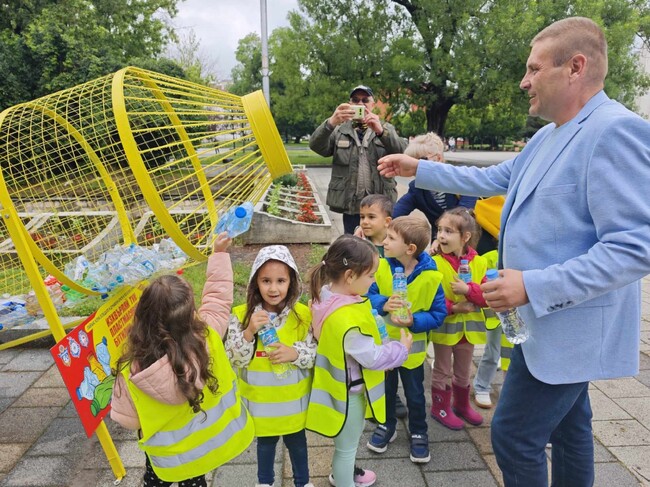 Община Плевен: Първи „Шишеяд“ постави началото на нова еко инициатива в Плевен