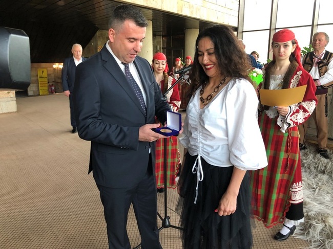 Областна администрация Смолян: Областният управител Захари Сираков участва в церемонията по връчване на отличия на изявени артисти от ФА Родопа