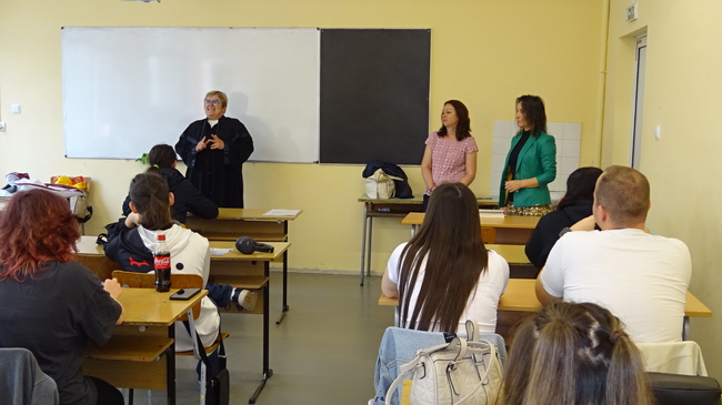 Окръжен съд – Разград: Съдия и прокурор проведоха беседа в ПГИ „Робер Шуман“ за агресията и престъпленията извършвани от наркозависими лица 