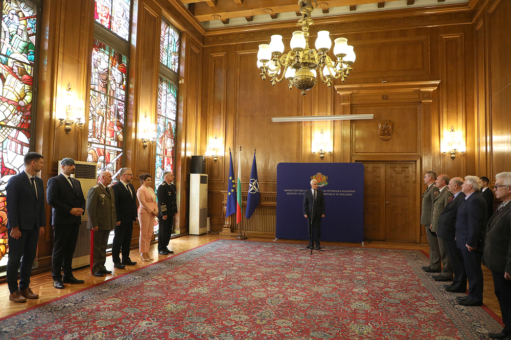 Министерство на отбраната: Министър Атанас Запрянов отличи военнослужещи и цивилни служители за принос към военно-образователната система