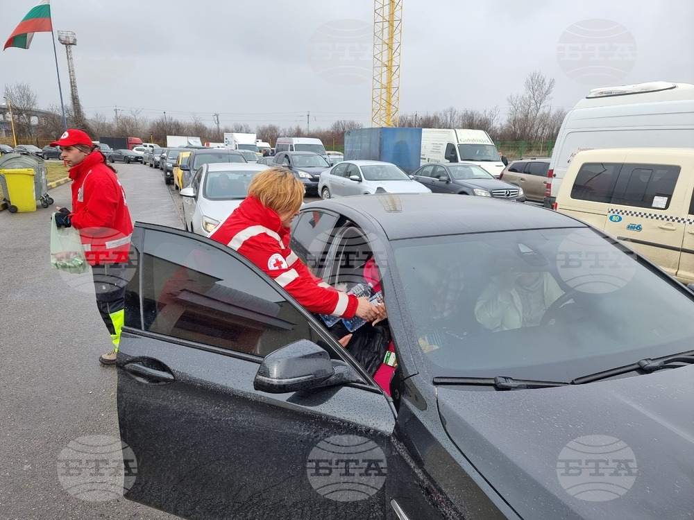 Доброволци на БЧК раздават вода и храна на преминаващи през "Дунав мост" украинци