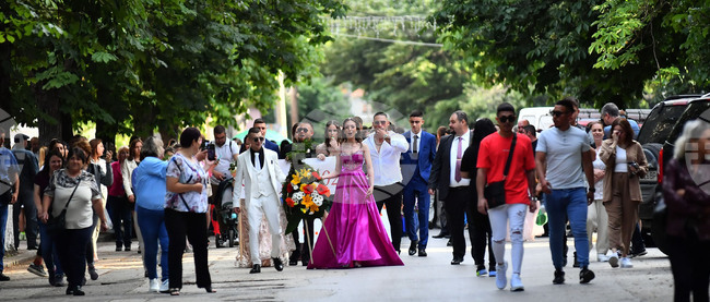 Подготовката за бала е около 2000 лева, разказа абитуриентка от Разград