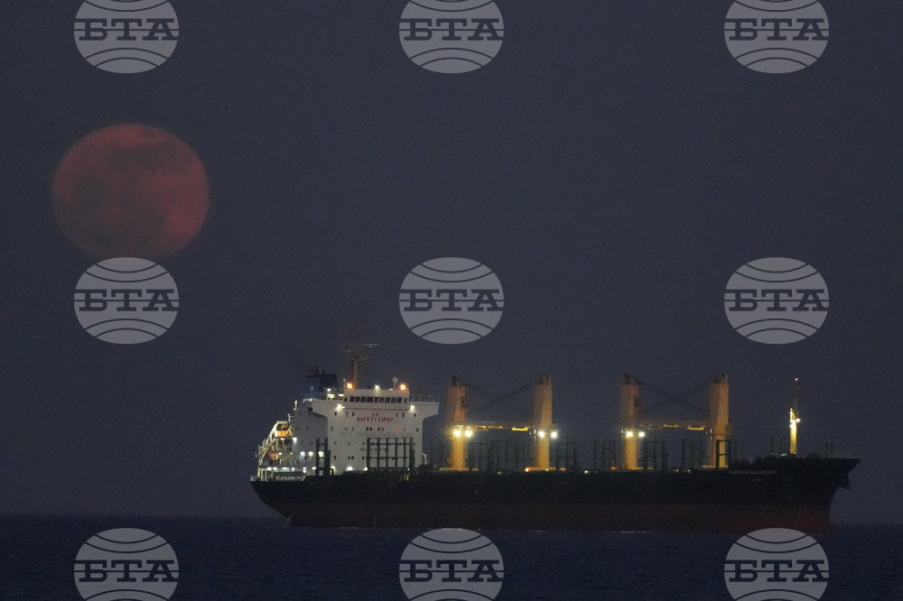 Моряк бе спасен тази нощ край Кипър, пет часа след като е паднал от кораб