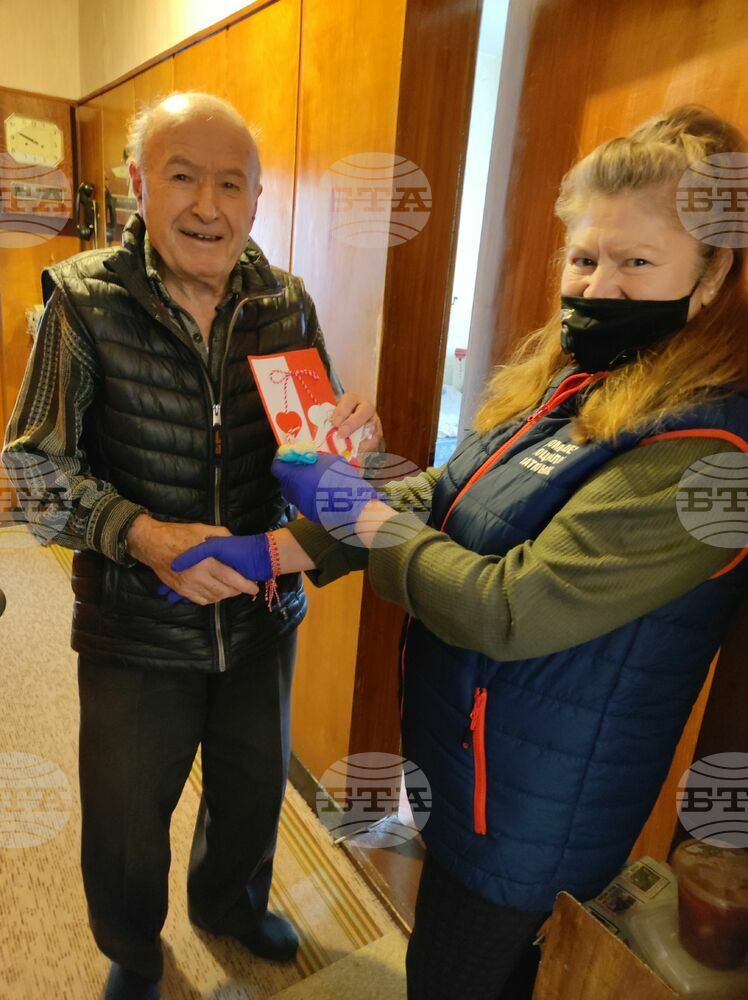 Зарадваха потребителите на Домашния социален патронаж в Разград с мартеници