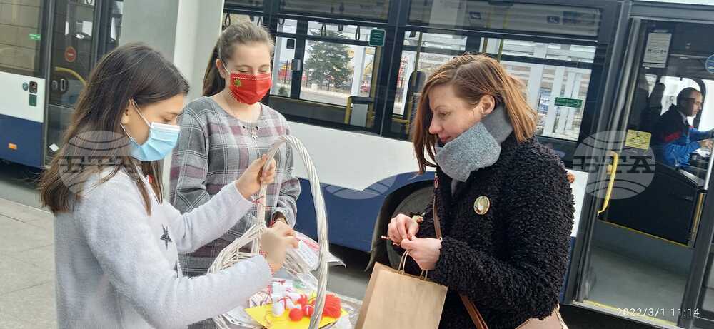 Деца връзваха мартенички на пристигащите на автогара "Юг" в Бургас