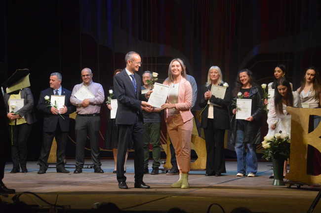 Кметът Методи Байкушев отличи учители и културни дейци в навечерието на 24 май с думите: Вие сте светлината на света