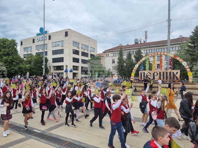 Над 3000 ученици и учители ще се включат в шествието за 24 май в Перник