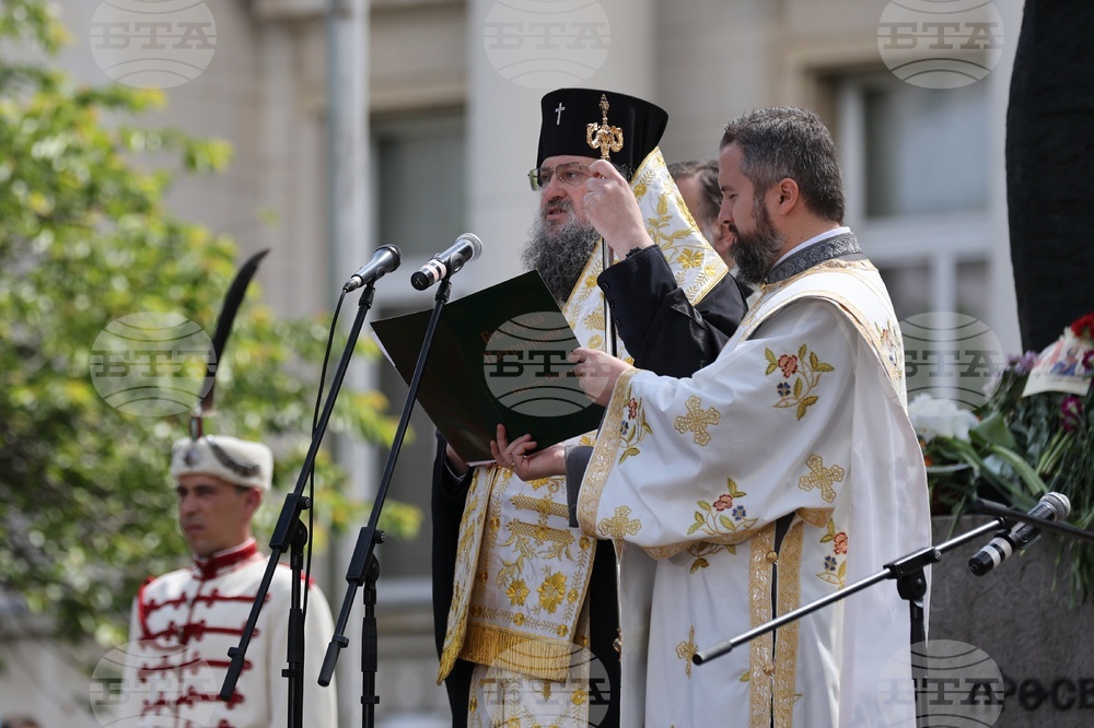 В този ден мислите и молитвите ни са по-специално с всички неуморни дейци на попрището на образованието и науката, каза митрополит Григорий