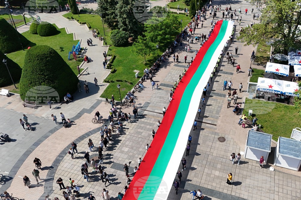 Стотици ученици и учители шестваха с 60-метров трибагреник в Русе за 24-и май