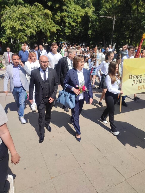 Нинова в Благоевград: Честит свят празник. Трябва да приемем закон за българския език 