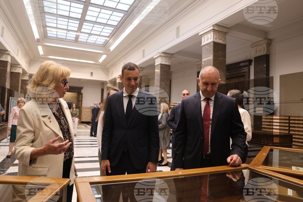 Президентът Румен Радев и кметът на София Васил Терзиев разгледаха изложбата „Непознатият „Рибен буквар“ в Националната библиотека