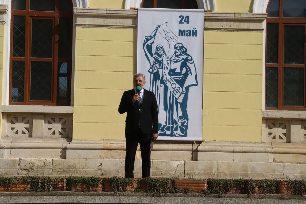 Драгомир Драганов към възпитаниците на СУ „Христо Ботев“: Обичайте и уважавайте българския език! Четете и бъдете грамотни