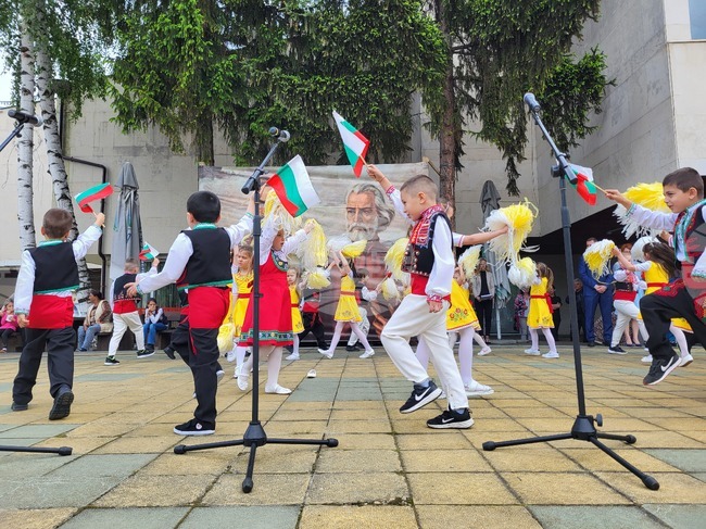 Самоков ще отбележи 24 май с празнична програма на централния площад и изпращане на абитуриентите